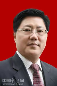 何平